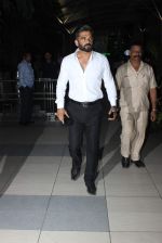 Sunil Shetty snapped at Airport on 6th Jan 2016